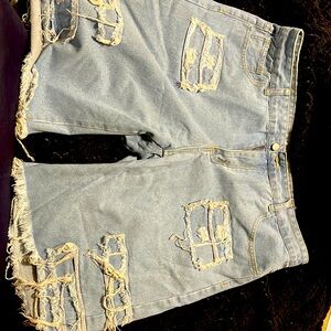 Distressed slim fit jeans short